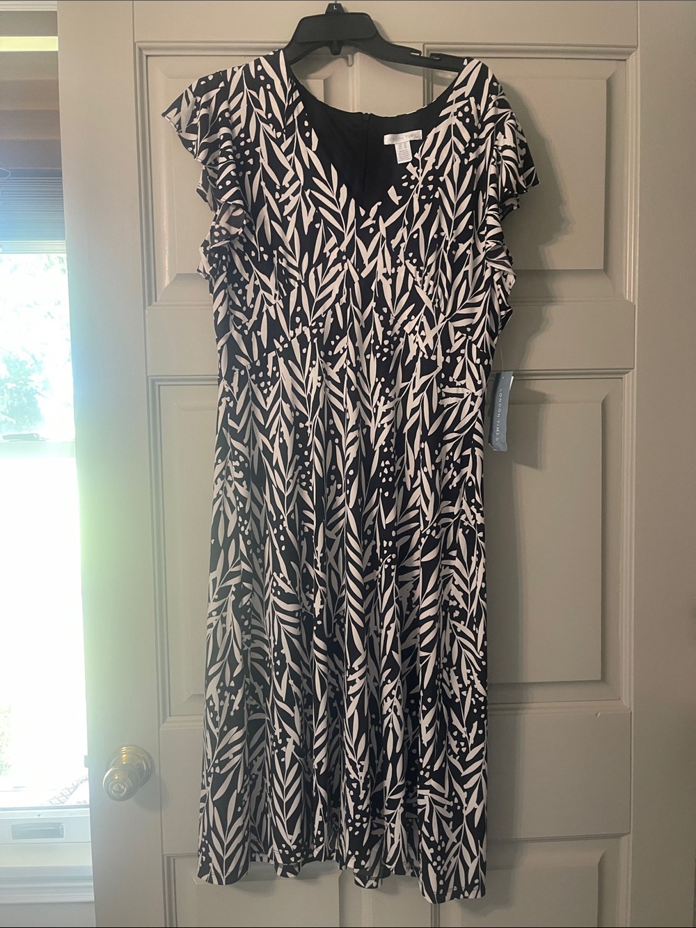 London Times Black and White Leaf-Print Midi Dress